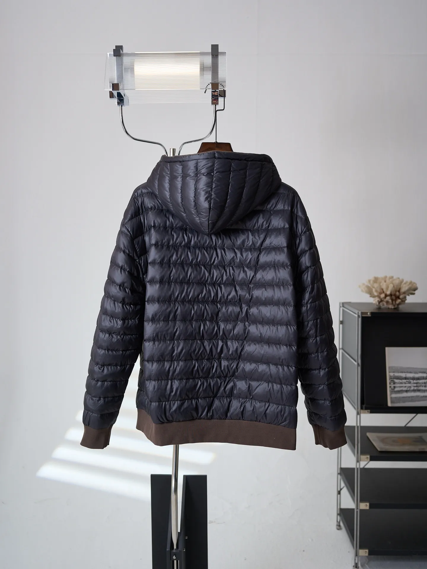 [Real object hanging] Canada Goose/Canada Goose reversible hooded down jacket [In Stock] S M L Fabric selection: The A side is made of high-quality cotton thick terry cloth. The fabric texture is fine and thick, soft and skin-friendly. It has good Breathable performance and is comfortable for daily wear. The cloth surface has been carefully finished and is not prone to pilling and deformation. The B side is made of matte tear-resistant nylon fabric, with a low-key matte texture on the surface. It has excellent tear resistance and windproof properties. The fabric is light and not bulky, and has excellent velvet resistance. The fabric tightly locks the inner down, taking into account both lightweight and practicality. The two fabrics have a sharp contrast in style, allowing you to switch between different outfits at will. Filling: The inside is filled with 90% white duck down, which weighs about 140g. It has strong heat storage and temperature locking capabilities and is evenly distributed in the compartments of the body. It is light and does not weigh down the body, saying goodbye to heavy and bloated clothes. Sewing process: Adopt double-layer independent cutting piece alignment sewing process. The inner and outer sides are cut separately, and the length, shoulder line, and hat shape are accurately aligned. The edges are processed with seamless overlocking to avoid misalignment and twisting problems between the two layers of fabric. The horizontally divided down locking lines are neat and stable, effectively fixing the down and preventing the down from shifting and forming a ball. The entire garment has multiple reinforcements at the joints, taking into account the aesthetics of wearing it on both sides. No unnecessary messy stitches can be seen on the front and back, achieving a clean look on both sides. Details: Equipped with elastic rib cuffs and hem, with moderate elasticity, it closely fits the wrist and waist and abdomen, blocking the intrusion of cold wind. The A-side hood is equipped with a metal engraved hood rope, which can be freely adjusted for tightness, and is equipped with a Classic kangaroo pocket for convenient storage; the B-side is equipped with a zipper opening and closing pocket, the zipper is smooth and durable, and meets outdoor storage needs; the side of the sleeve is embellished with a circular embroidered logo, and multiple layers of embroidery thread create a three-dimensional logo, which enhances product recognition in a low-key manner.